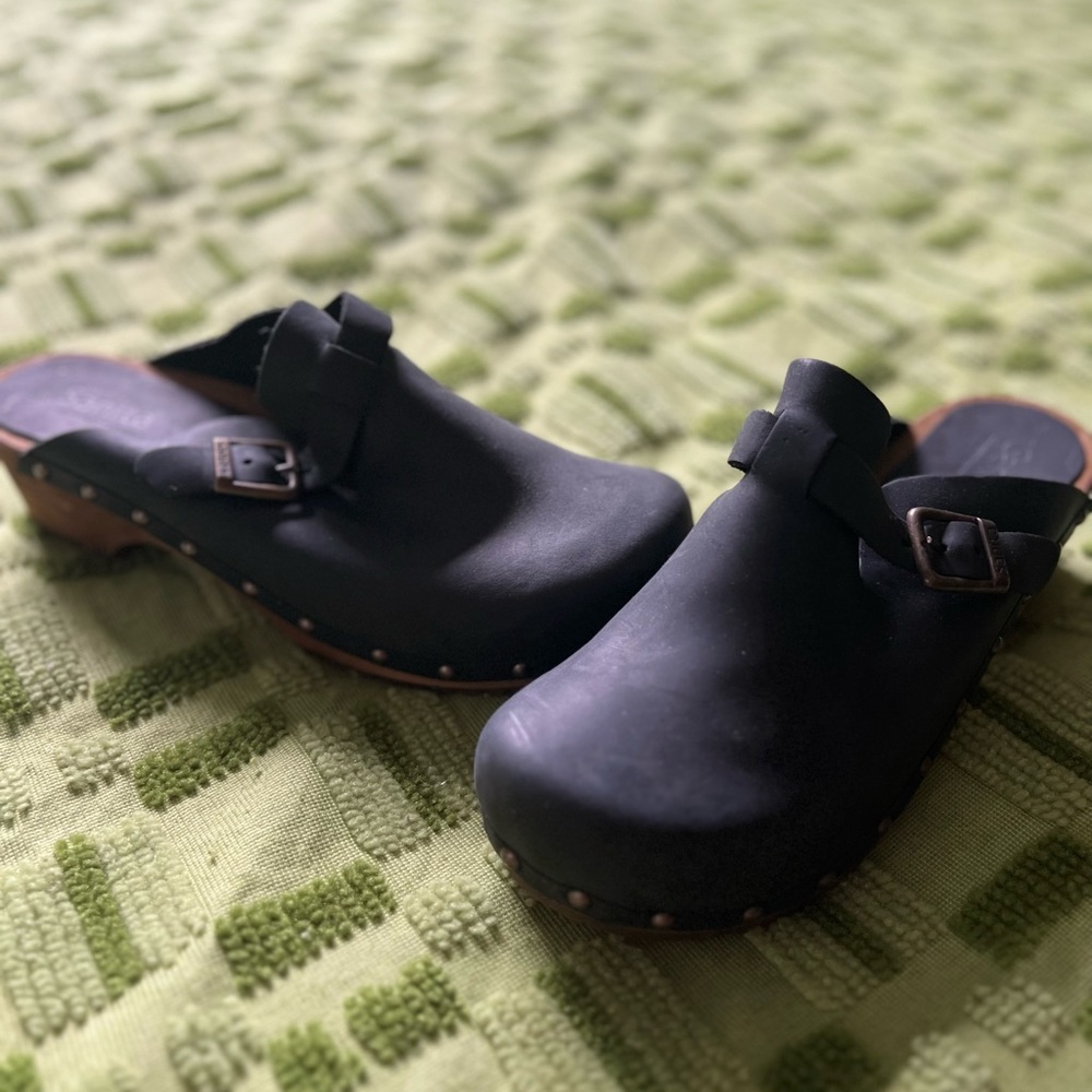 Clogs women’s size 8